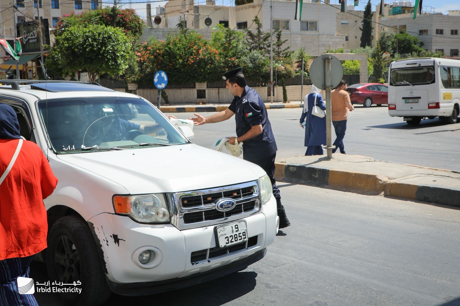 شركة كهرباء إربد تنفذ مبادرة “كيسك بسيارتك” لتعزيز السلوك البيئي الإيجابي